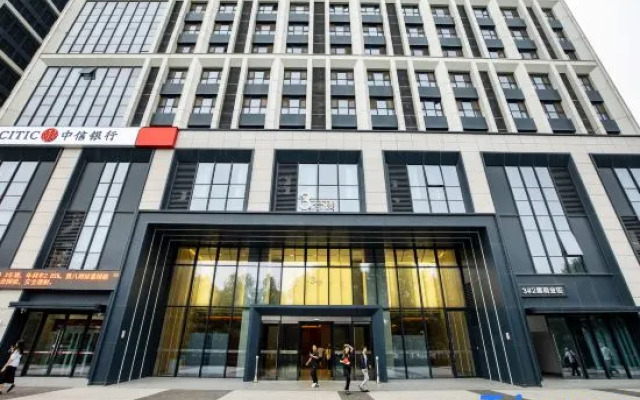 Lakeview Peninsula Hotel (Zhengzhou Longzihu University Town Subway Station)