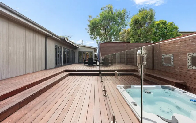 Luxurious 3-bed Home With Outdoor Spa
