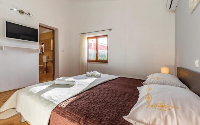 Amazing Home in Krnica with Hot Tub, WiFi & 4 Bedrooms