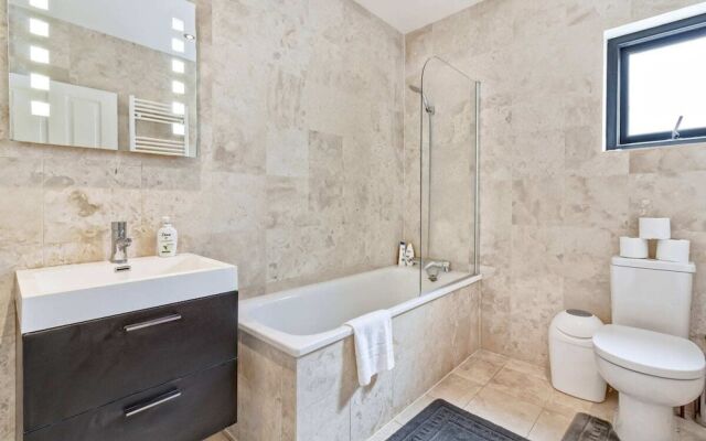 Stylish and Bright 3 Bedroom Duplex in North London