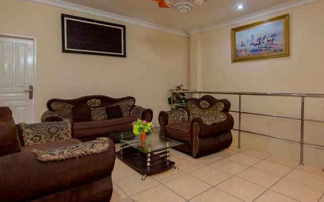 OYO 2045 Hotel 211