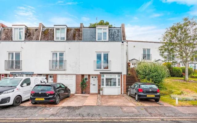 Sunset Townhouse With Free Parking