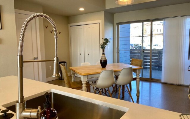 Classy Townhome near Old Town, Breweries, & River!