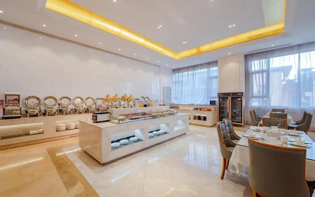 Vienna International Hotel Qishi Center Branch in Dongguan, Guangdong.