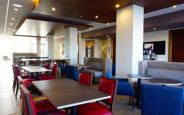 Holiday Inn Express & Suites Omaha - Millard Area by IHG