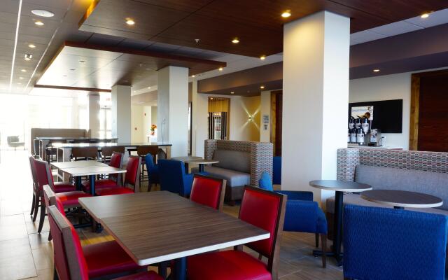 Holiday Inn Express & Suites Omaha - Millard Area, an IHG Hotel