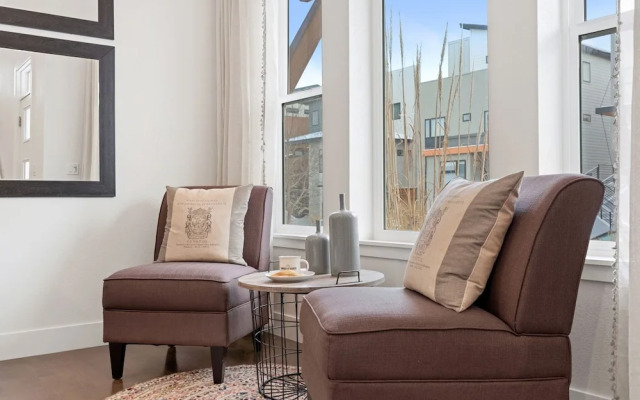 Steps From River & Old Town - Hot Tub & King Bd