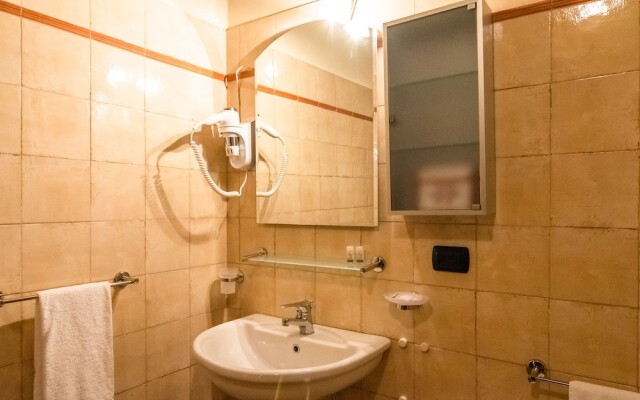 Estate With 5 Apartments, Swimming Pool, Large Garden