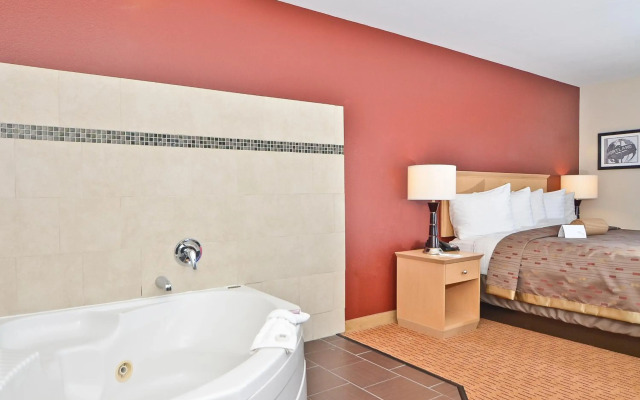 Clackamas Inn & Suites