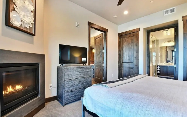 Blackstone Beauty 2 Bedroom Condo by RedAwning