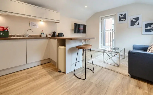 London Street Apt By REDWOOD STAYS