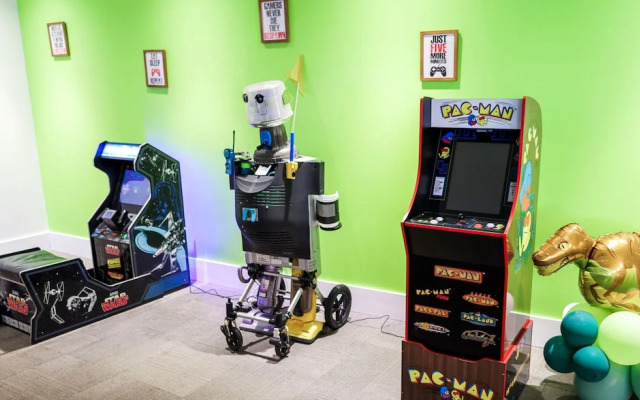 Entire Studio With Free Shuttle to Disney