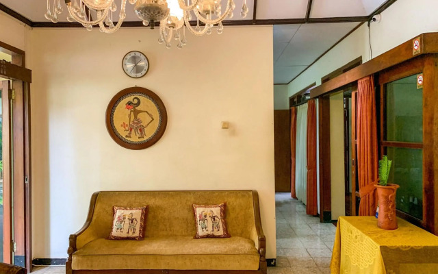 OYO 261 Sasono Putro Guest House