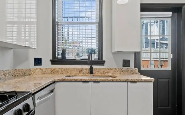 Charming DC Rowhouse Condo - Ideal Long-term Stay