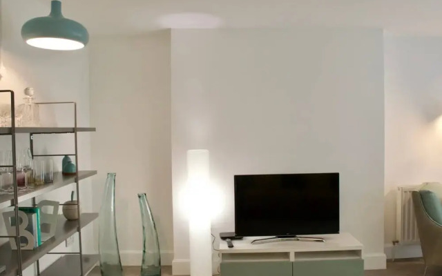 Beautiful 1 Bedroom Apartment On Broughton Street