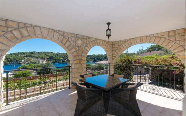 Apartment Lucija  - apartment with Pool: A1 Rogac, Island Solta