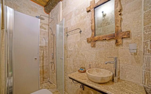 Risus Cave Suites
