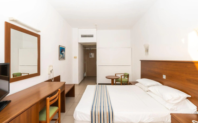 Adelais Bay Hotel