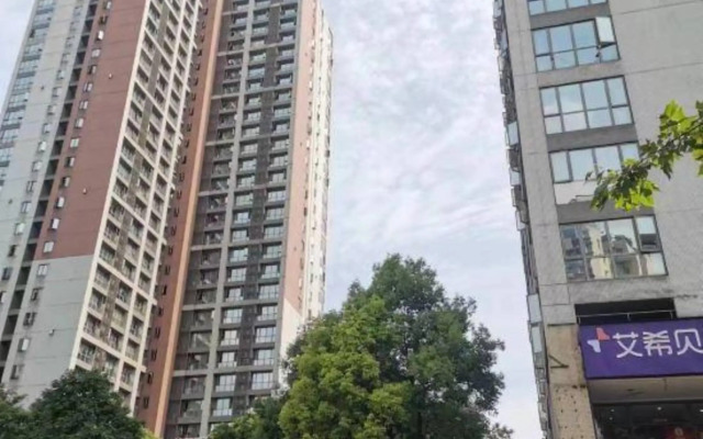 Chongqing Xidu TopView High Altitude Hotel (Chongqing Ranjiaba Dalongshan Light Rail Store)