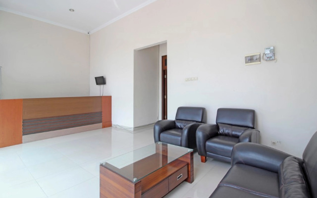 RedDoorz near Hartono Mall 3