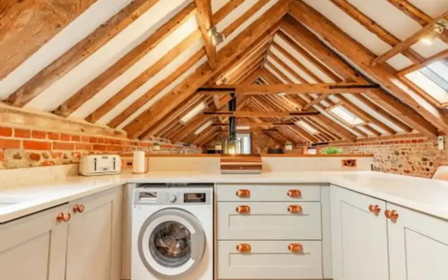 Host Stay Rogues Barn