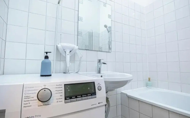 Contemporary 1BR LR Close to Belvedere