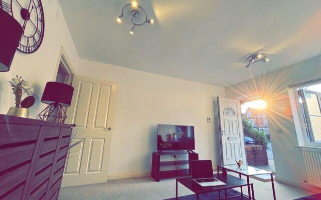 Stunning 3-bed House in the Heartreading