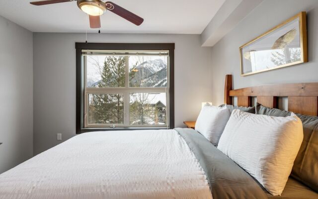 LARGE 3-Br 3-Ba | Ski In/Out | Pool & Hot Tubs | Central Upper Village Location