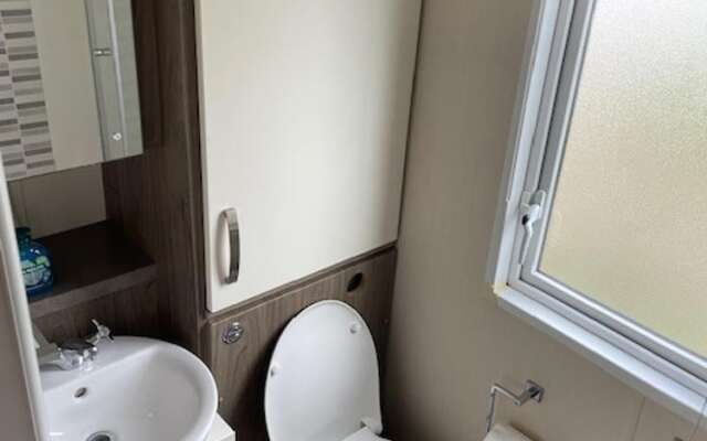 Premium 2 bed Caravan Sleeps 6 With Huge Decking