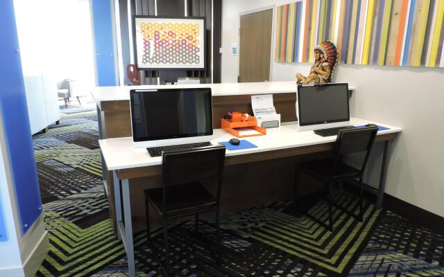 Holiday Inn Express & Suites Moore by IHG