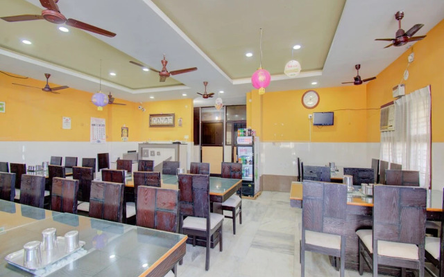 OYO 30435 Mahalashmi Park Hotel