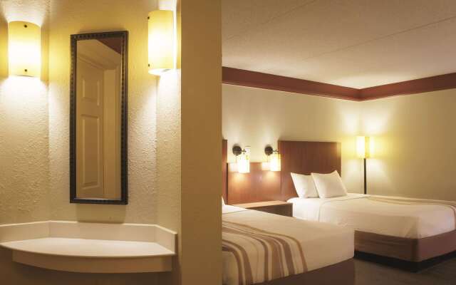 La Quinta Inn & Suites by Wyndham Atlanta Ballpark/Galleria