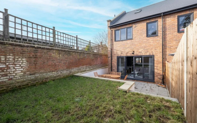 Spacious 4bedroom House-01 in Farnham Royal Slough