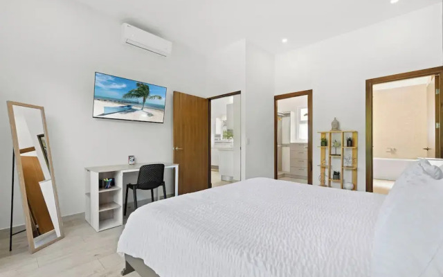 Luxurious Home with Bright, Modern Design and Private Infinity Pool in High-End Community