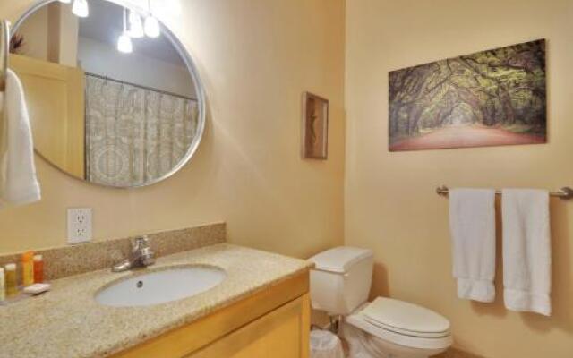 Seawall Condo with Birds Eye Views by RedAwning
