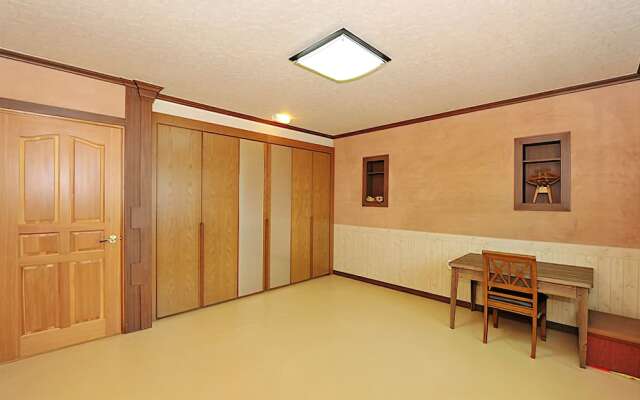 Yeongju Pusoksa Maple Road Pension