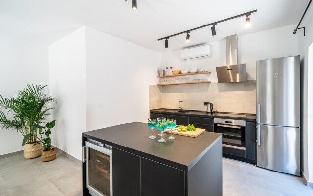Beautiful Home in Molunat With Wifi and 8 Bedrooms