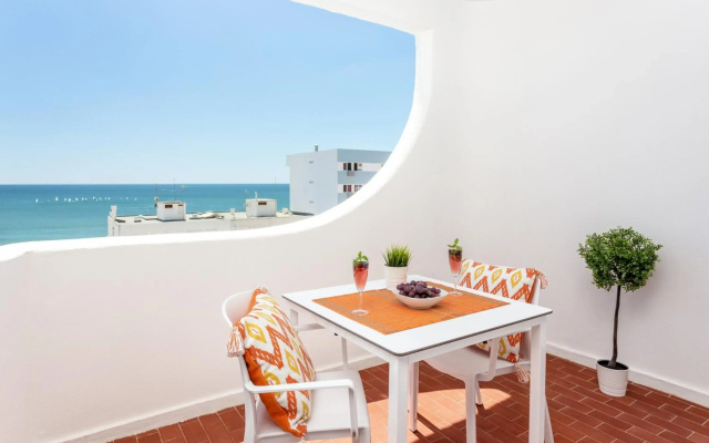 Modern ocean view apt 2 min walk to beach