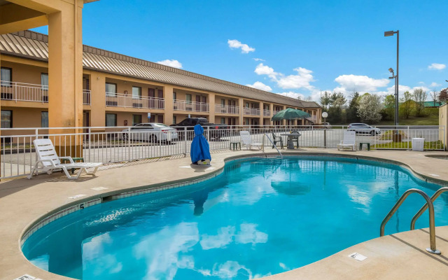 Econo Lodge Inn & Suites East