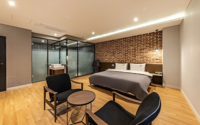 Busan Jeonggwan Brown Dot