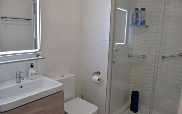 Apt with Sea View & Pool 5