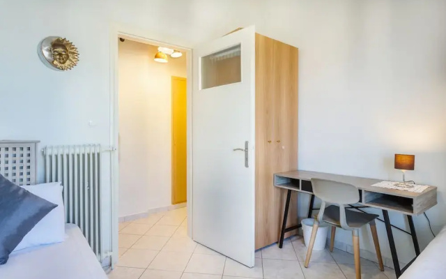 Ranias luxurious Apartment with sea view!