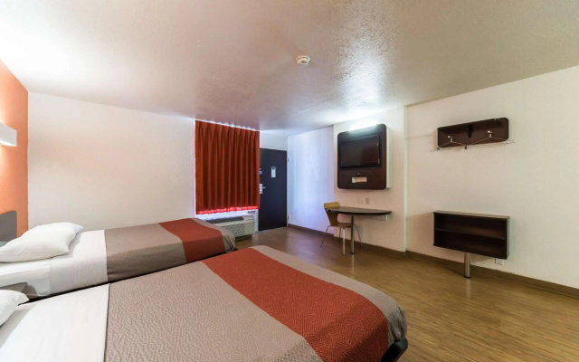 Motel 6 Uvalde, TX