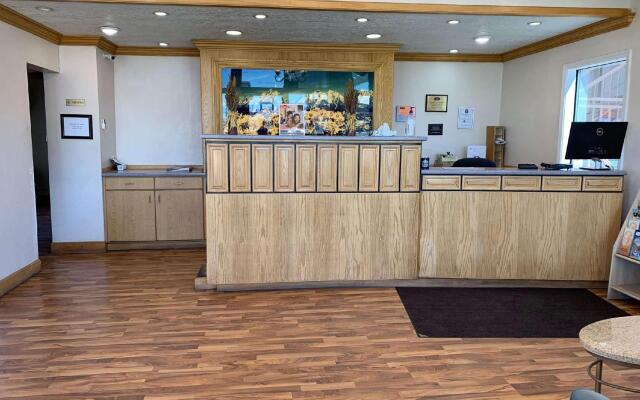 Econo Lodge Inn & Suites