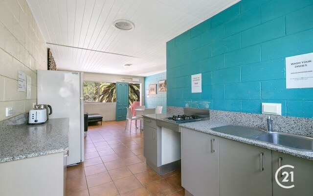 Dolphins Beach House - Hostel