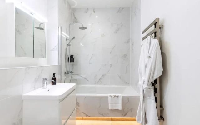 Chic Chelsea Retreat: Bright Space & Balcony Bliss