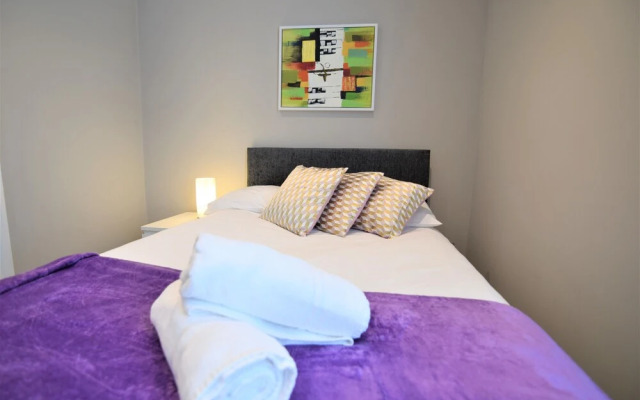 Modern two Bedroom Next TO Brighton Station