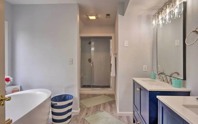 Beachfront Urbanna Home w/ Gas Grill & Deck!