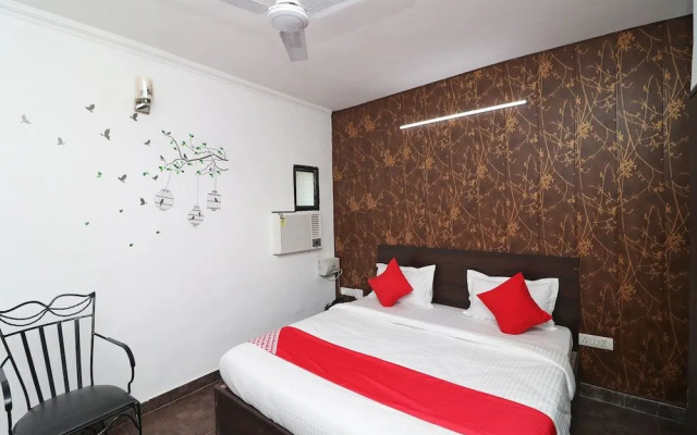 OYO 40425 Hotel Dazzle Inn