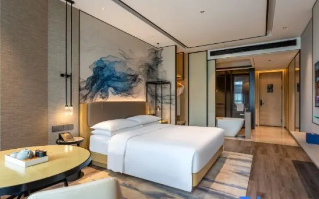 Executive Deluxe Room (Tub + Fridge + Mobile Screen Casting) — фото 4